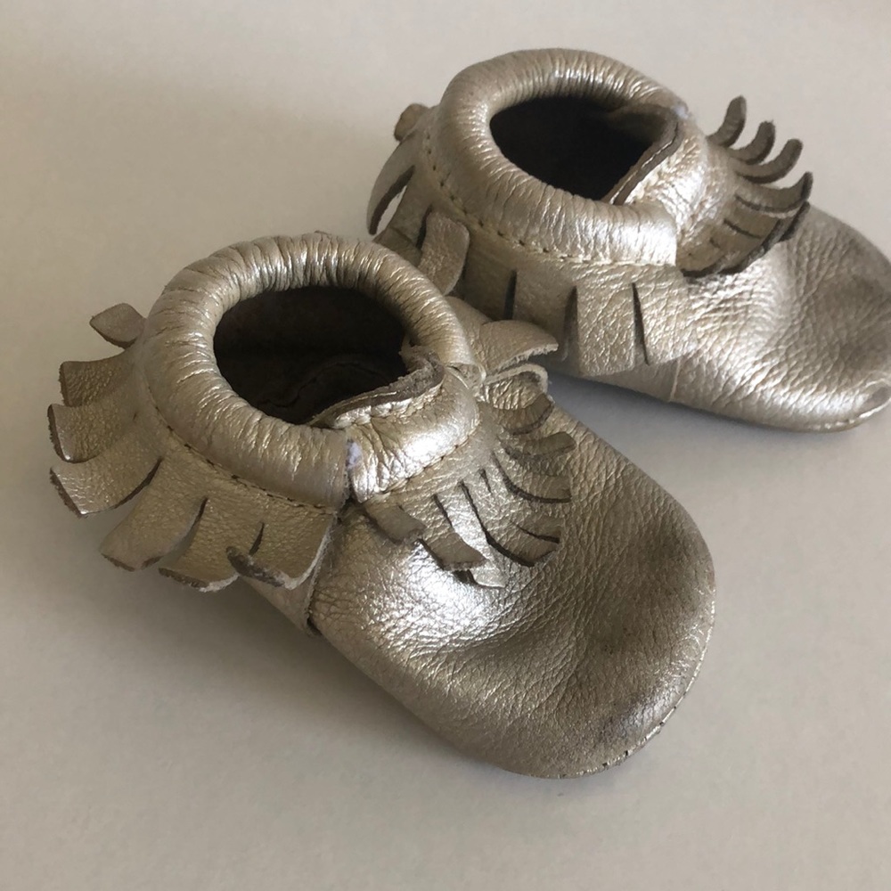 Gold baby Freshly Picked moccasins size 1